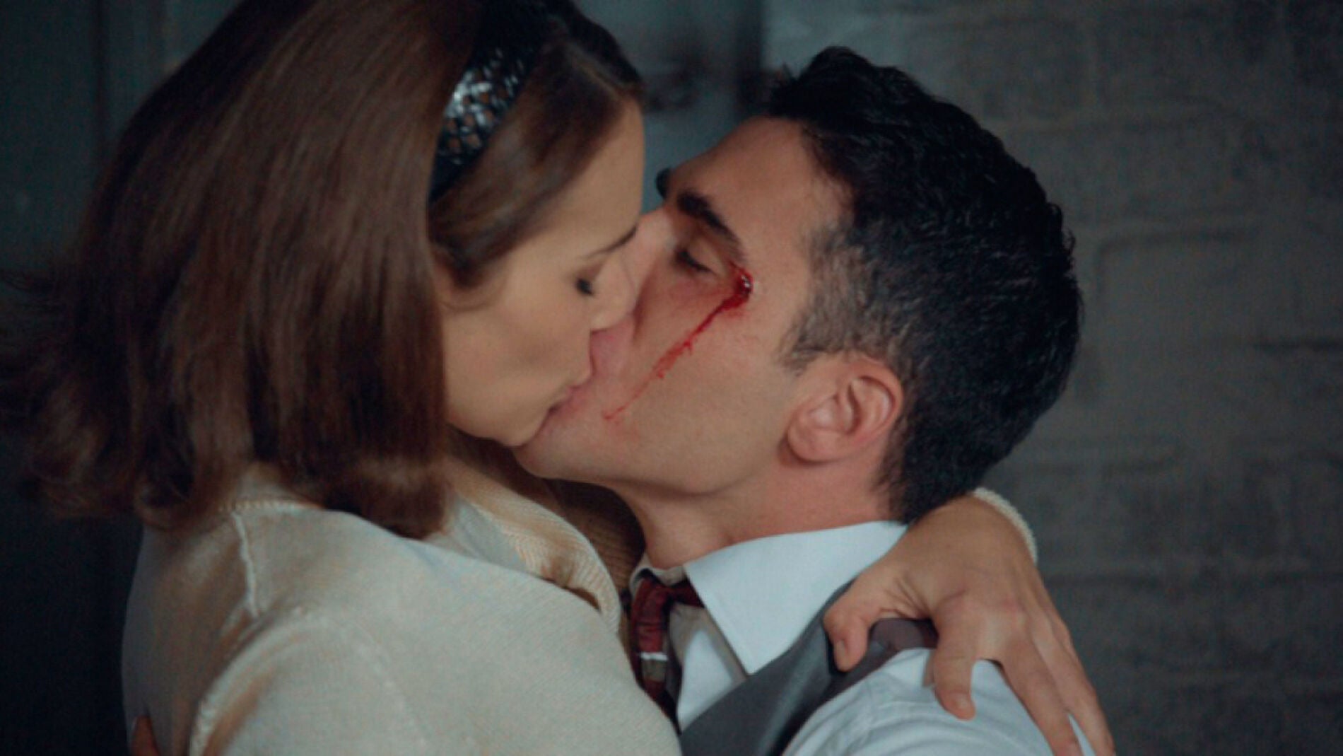 Ana y Alberto se besan