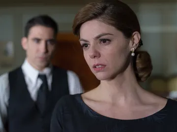 Cristina parece destrozada ante la mirada de Alberto Cristina parece destrozada ante la mirada de Alberto