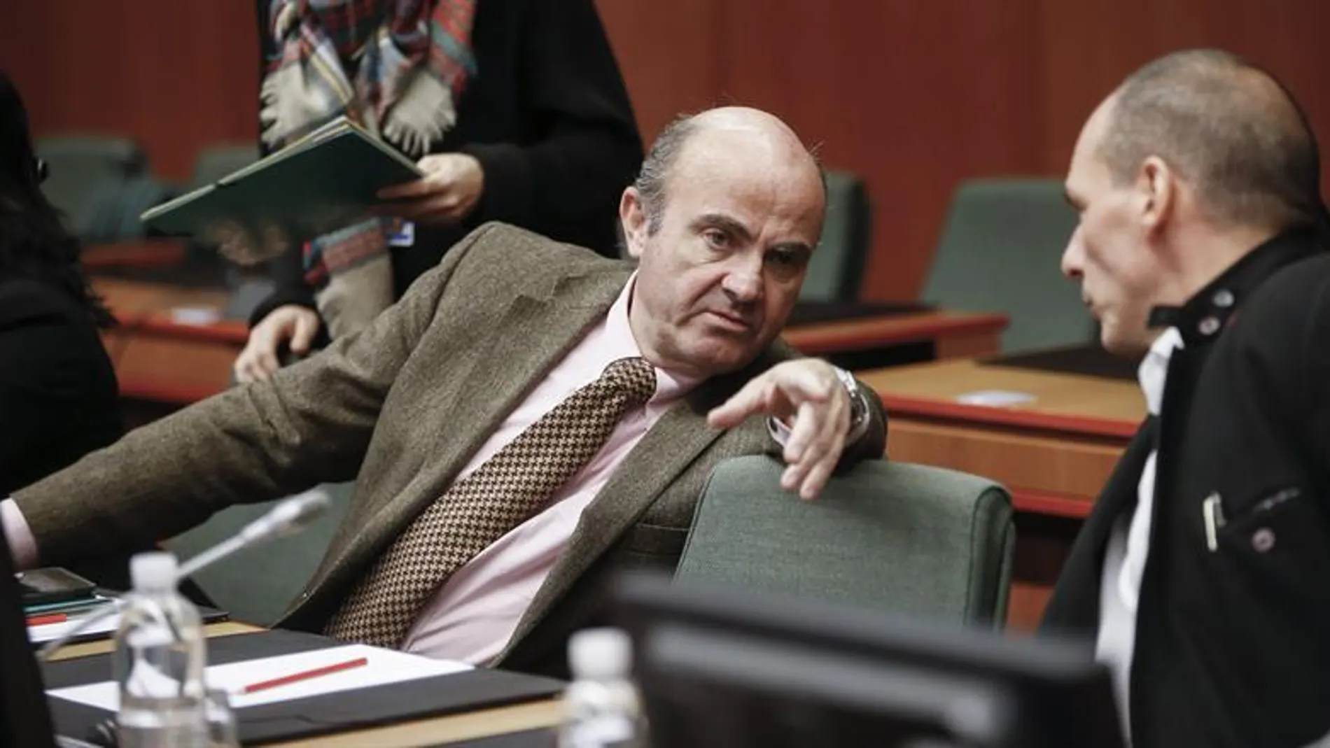 Luis de Guindos conversa con su homólogo griego Yanis Varufakis Luis de Guindos conversa con su homólogo griego Yanis Varufakis