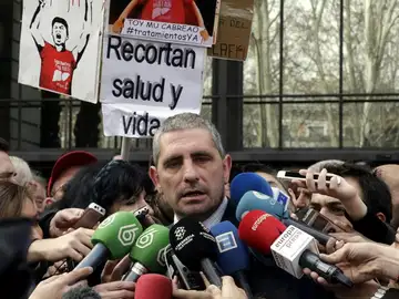 El presidente de la Plataforma de Afectados por la Hepatitis C, Mario Cortés, hace declaraciones a los periodistas. El presidente de la Plataforma de Afectados por la Hepatitis C, Mario Cortés, hace declaraciones a los periodistas.