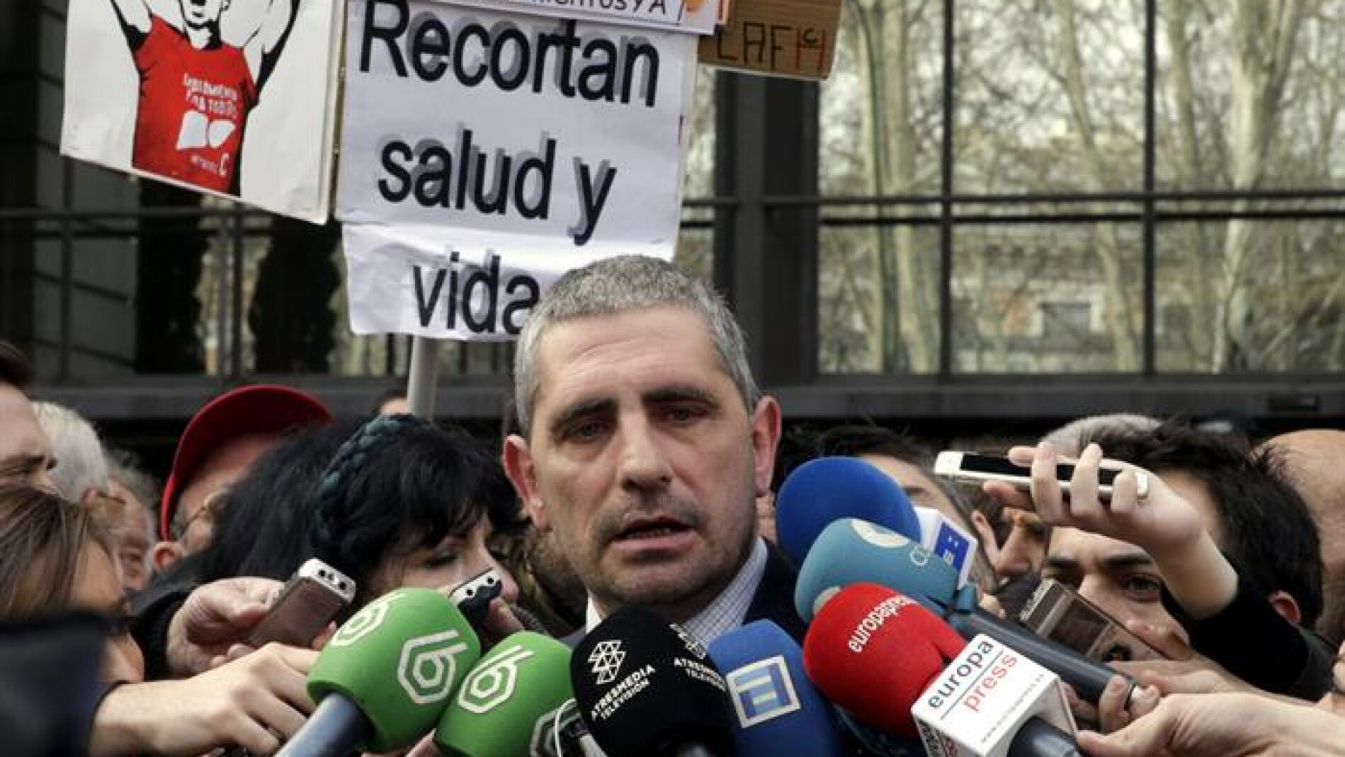  El presidente de la Plataforma de Afectados por la Hepatitis C, Mario Cort&eacute;s, hace declaraciones a los periodistas.