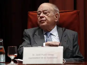 El expresidente de la Generalitat Jordi Pujol a su llegada a la sesión de la comisión de investigación El expresidente de la Generalitat Jordi Pujol a su llegada a la sesión de la comisión de investigación