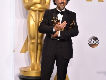 Iñárritu con los tres Oscar que ha ganado él