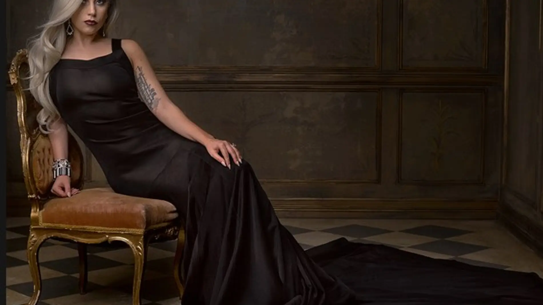 Lady Gaga posa cual diva con melena suelta
