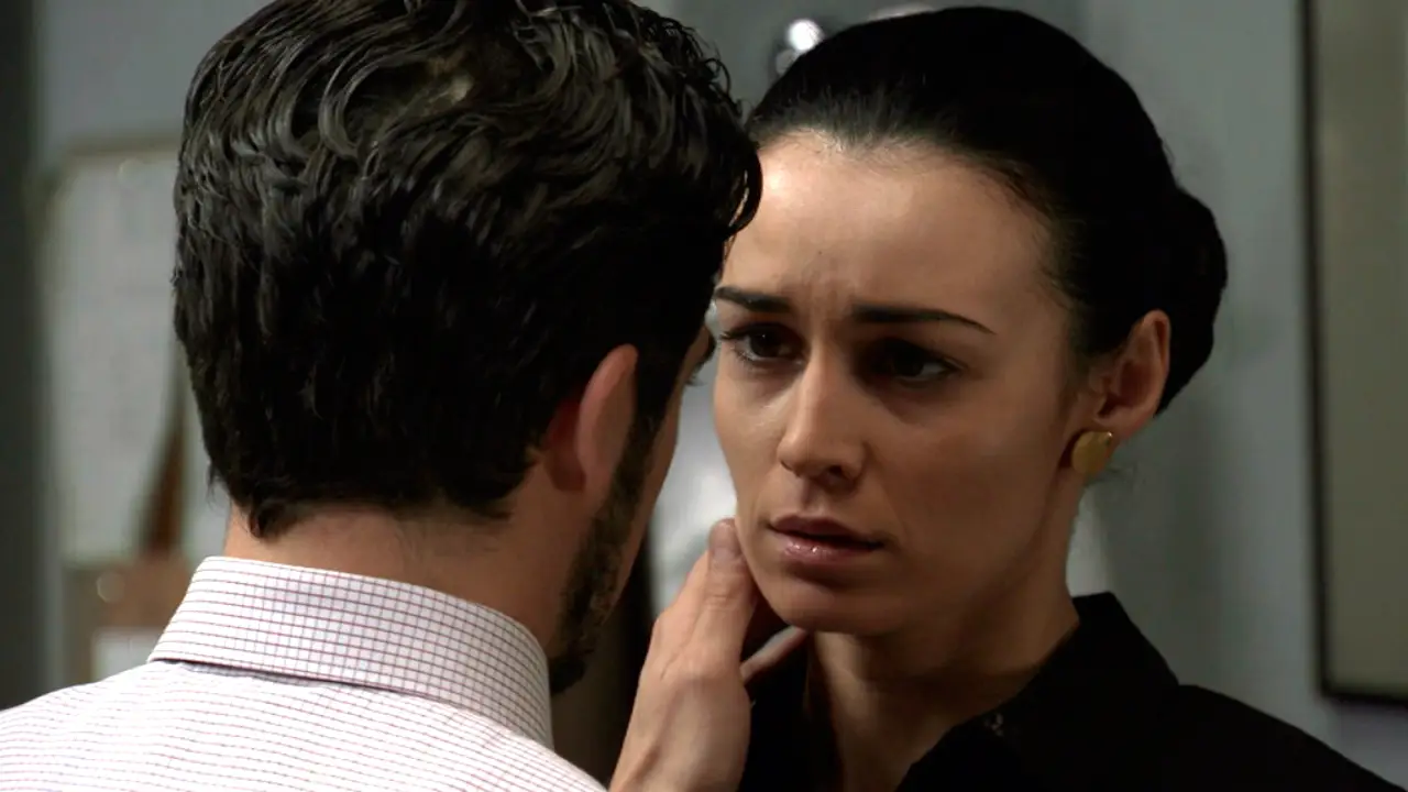 Laura cae en los brazos de Jorge