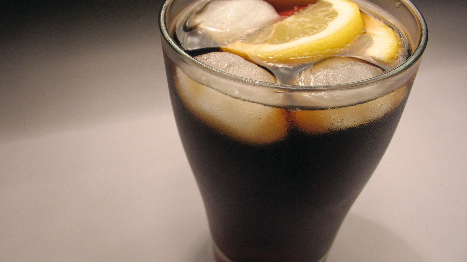 Refresco de cola con lim&oacute;n