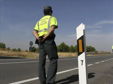Un agente de la Guardia Civil en una campaña de control de tráfico Un agente de la Guardia Civil en una campaña de control de tráfico