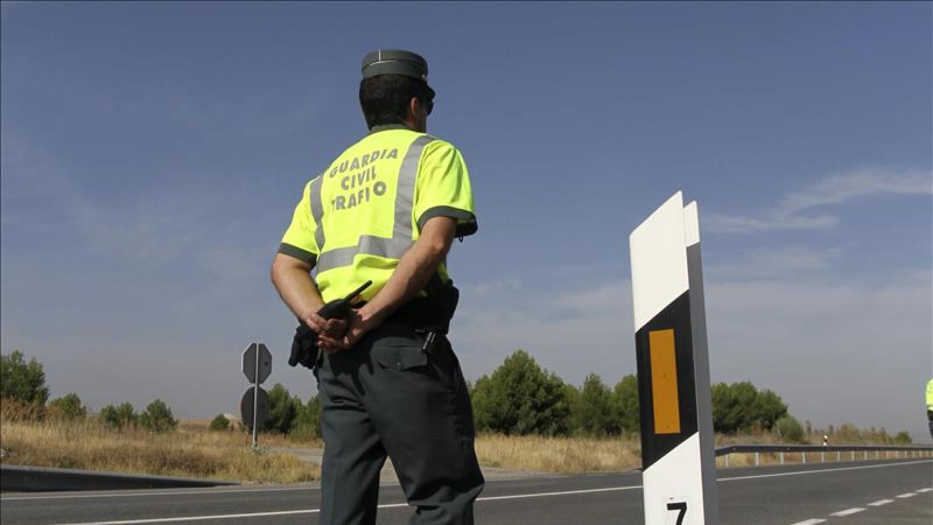 Un agente de la Guardia Civil en una campa&ntilde;a de control de tr&aacute;fico