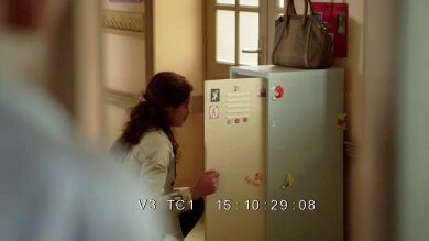 Laura descubre a Begoña buscando algo en la taquilla de Nuria, ¿el diario?