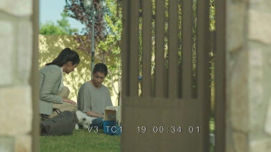 Carmen recibe el perro que Alicia había pedido para su comunión