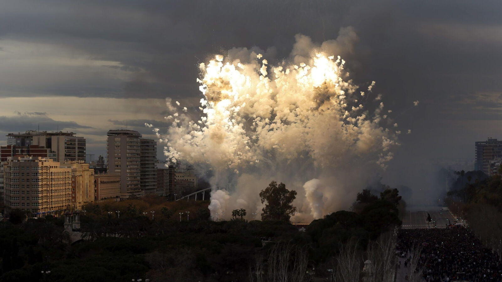 El ambiente fallero va tomando las calles de Valencia