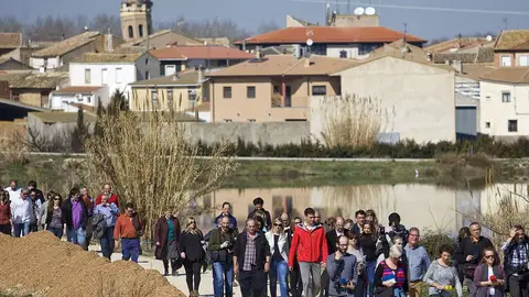 Vecinos de Pradilla del Ebro rodean a Pedro Sánchez Vecinos de Pradilla del Ebro rodean a Pedro Sánchez