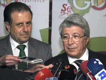 Enrique Cerezo habla ante los medios Enrique Cerezo habla ante los medios