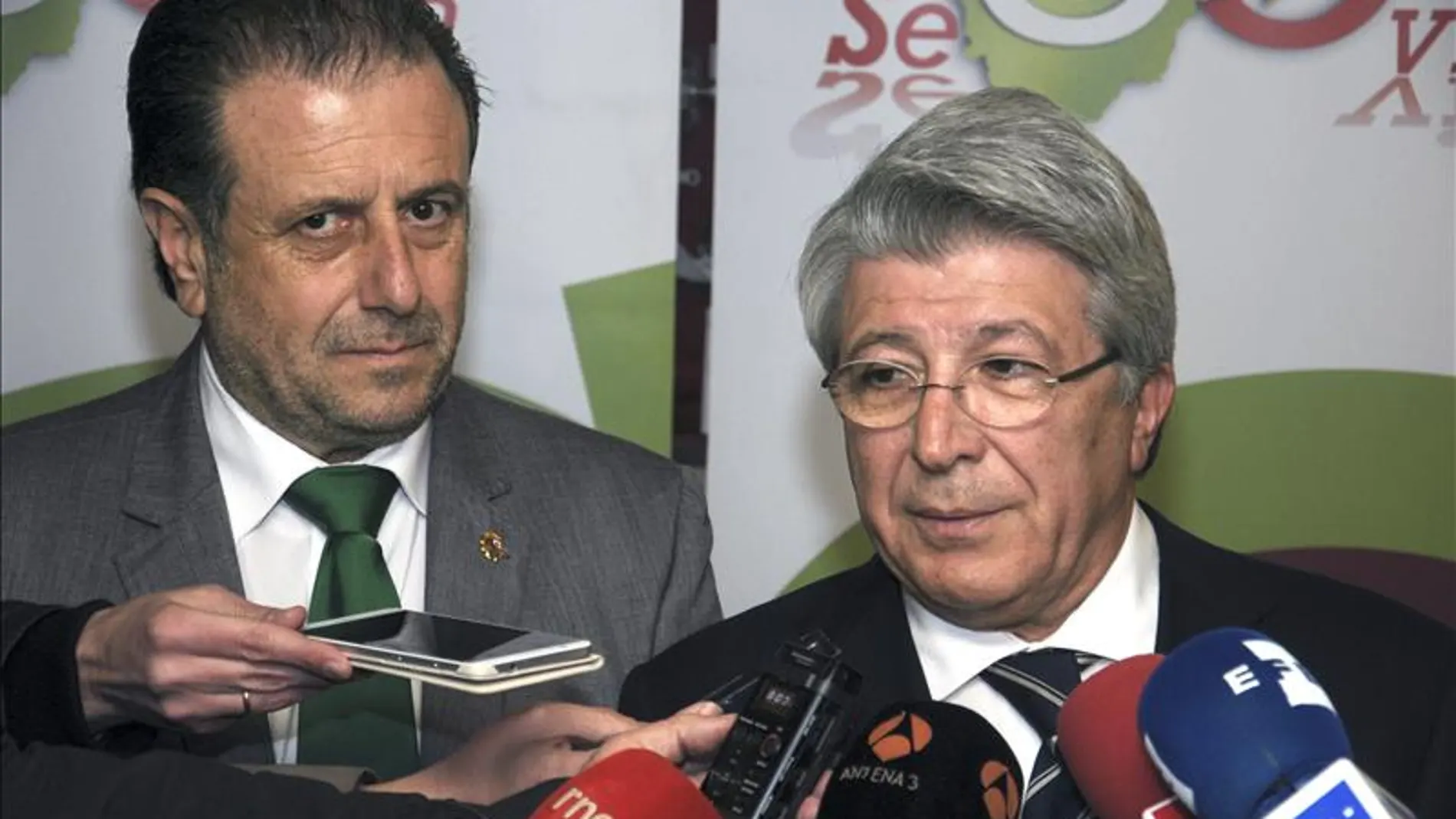 Enrique Cerezo habla ante los medios Enrique Cerezo habla ante los medios