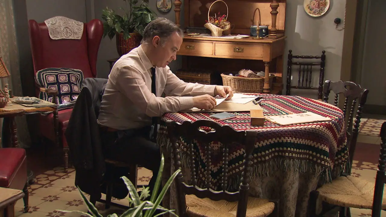 Américo encuentra una carta de amor de Paco a Serafina