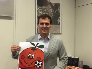 Albert Rivera posa con una imagen de Naranjito