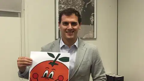 Albert Rivera posa con una imagen de Naranjito Albert Rivera posa con una imagen de Naranjito