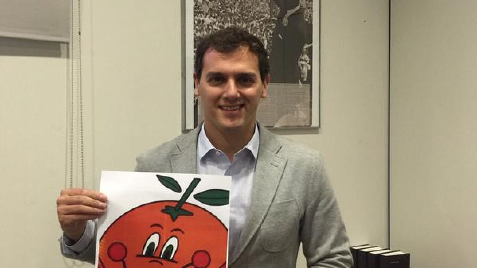 Albert Rivera posa con una imagen de Naranjito