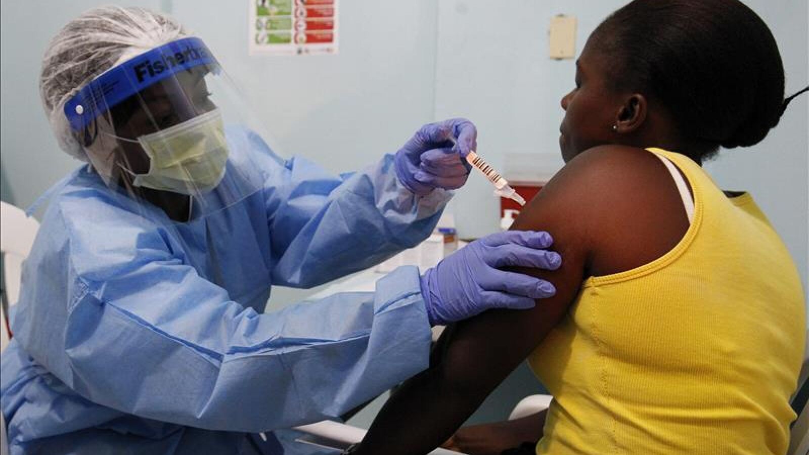 Cientos de voluntarios buscan casa por casa a posibles enfermos de ébola en Freetown
