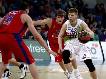El alero letón del Laboral Kutxa, Davis Bertans, avanza ante la defensa de Andrey Kirilenko El alero letón del Laboral Kutxa, Davis Bertans, avanza ante la defensa de Andrey Kirilenko