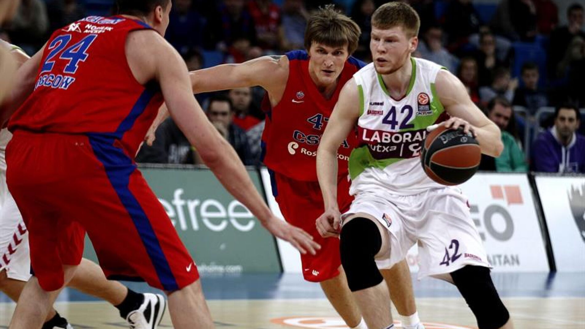El alero let&oacute;n del Laboral Kutxa, Davis Bertans, avanza ante la defensa de Andrey Kirilenko