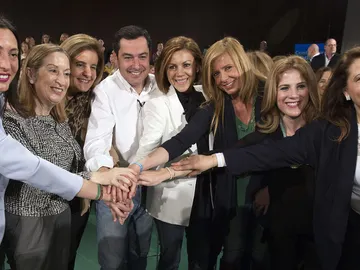 Juanma Moreno arropado por mujeres del PP Juanma Moreno arropado por mujeres del PP