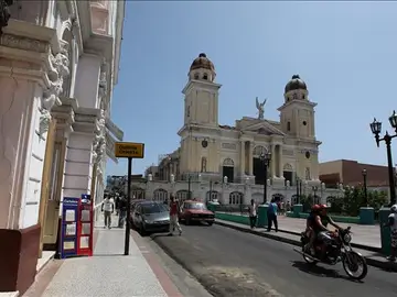 Fotografía tomada en julio de 2013 en al que se registró una vista general de la Catedral de Santiago de Cuba. Fotografía tomada en julio de 2013 en al que se registró una vista general de la Catedral de Santiago de Cuba.