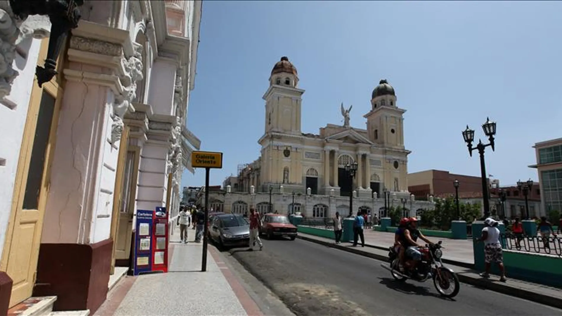 Fotografía tomada en julio de 2013 en al que se registró una vista general de la Catedral de Santiago de Cuba. Fotografía tomada en julio de 2013 en al que se registró una vista general de la Catedral de Santiago de Cuba.