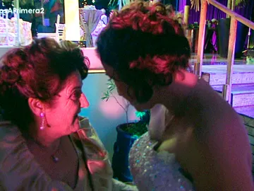 La madre de Salva le agua la fiesta de su boda a Gloria La madre de Salva le agua la fiesta de su boda a Gloria
