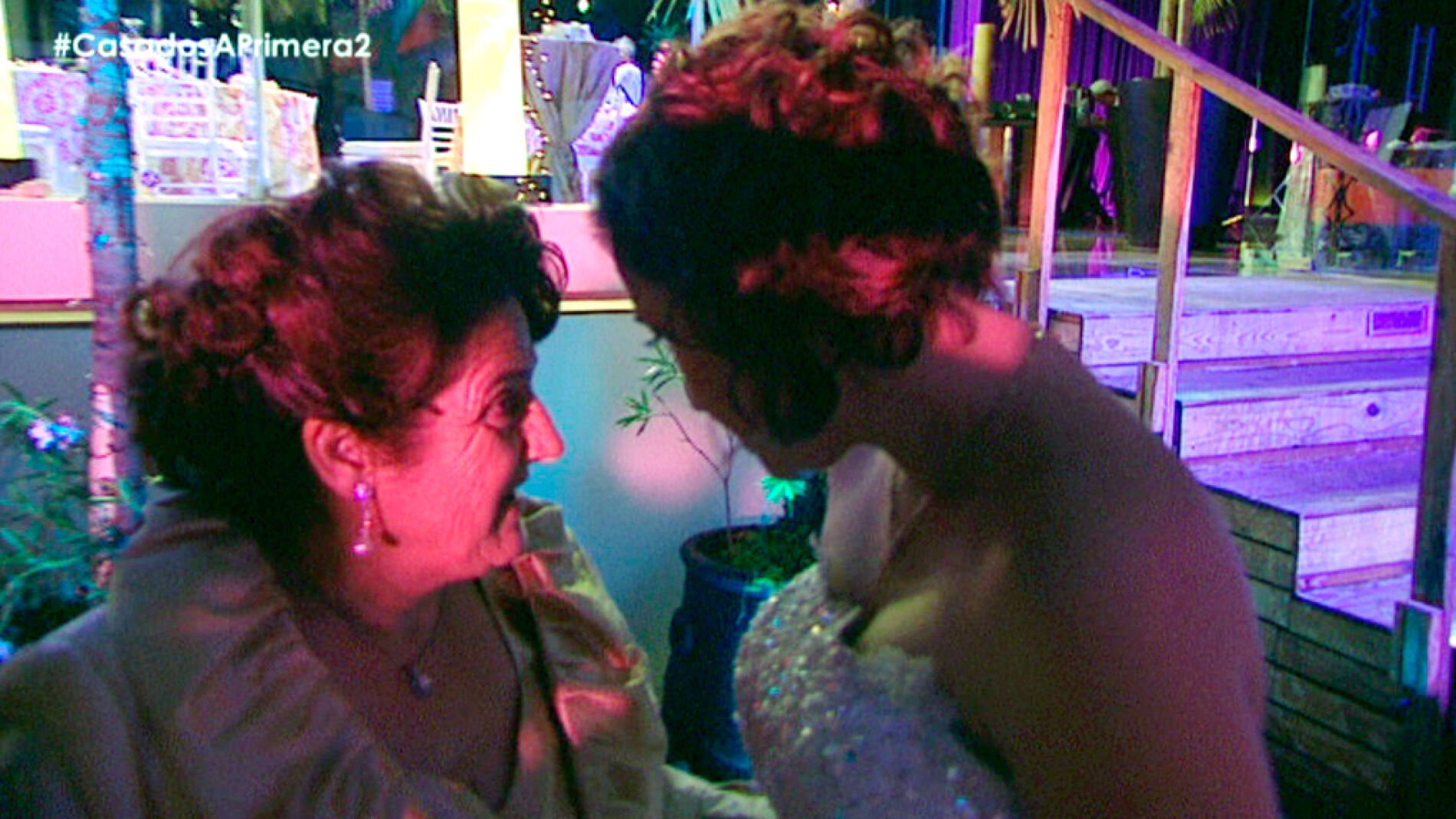 La madre de Salva le agua la fiesta de su boda a Gloria