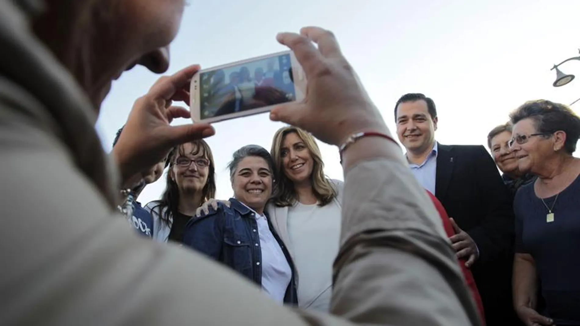 Susana Díaz se fotografía con vecinos de la localidad gaditana de Los Barrios (Cádiz)