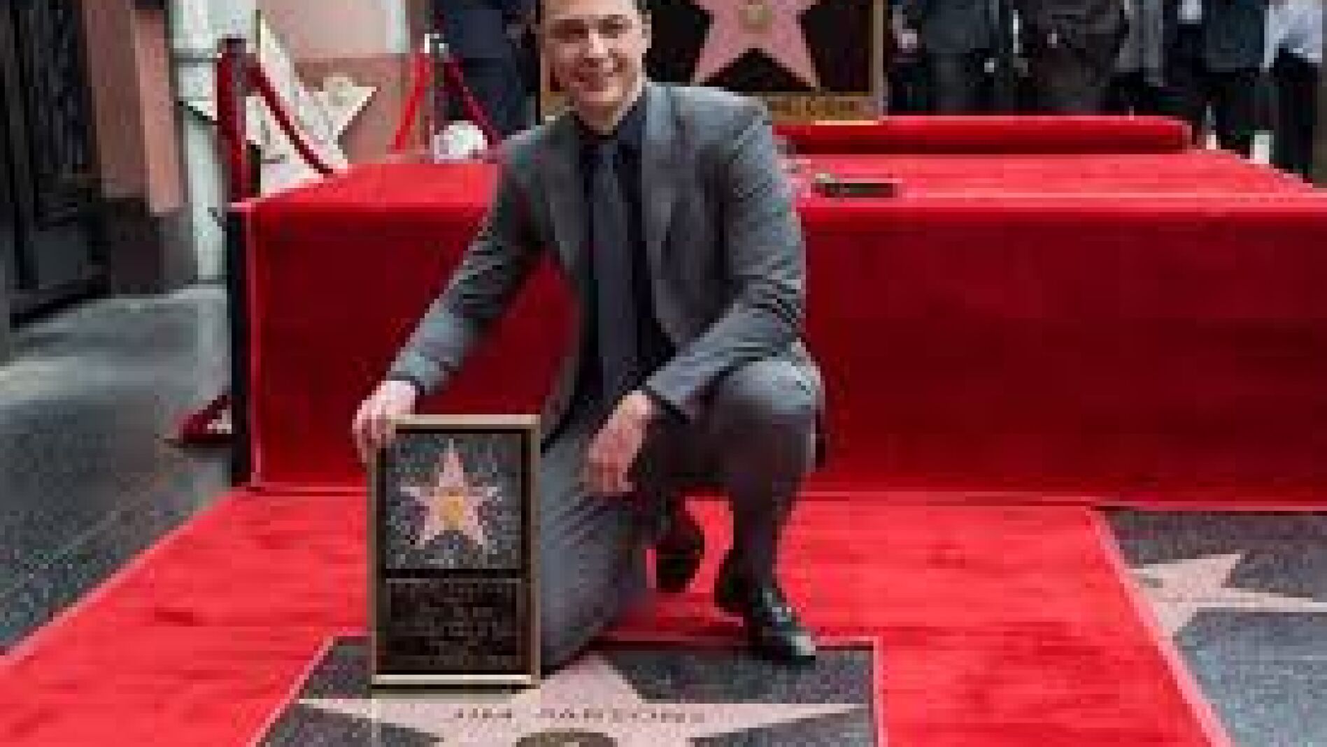 Jim Parsons tiene estrella en el Paseo de la Fama