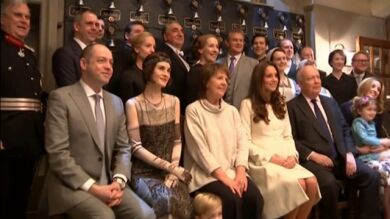 Kate Middleton visita el set de Downton Abbey y bromea con los actores