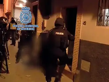 Agentes de la Policía Nacional detienen a un presunto yihadista Agentes de la Policía Nacional detienen a un presunto yihadista