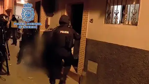 Agentes de la Policía Nacional detienen a un presunto yihadista Agentes de la Policía Nacional detienen a un presunto yihadista