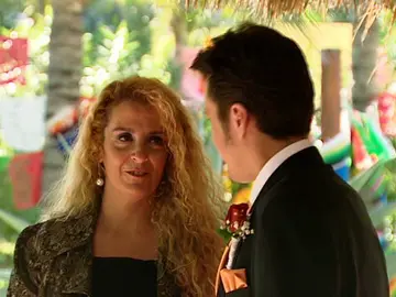 Enrique llega al altar de la mano de su madre Enrique llega al altar de la mano de su madre