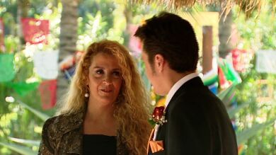 Enrique llega al altar de la mano de su madre