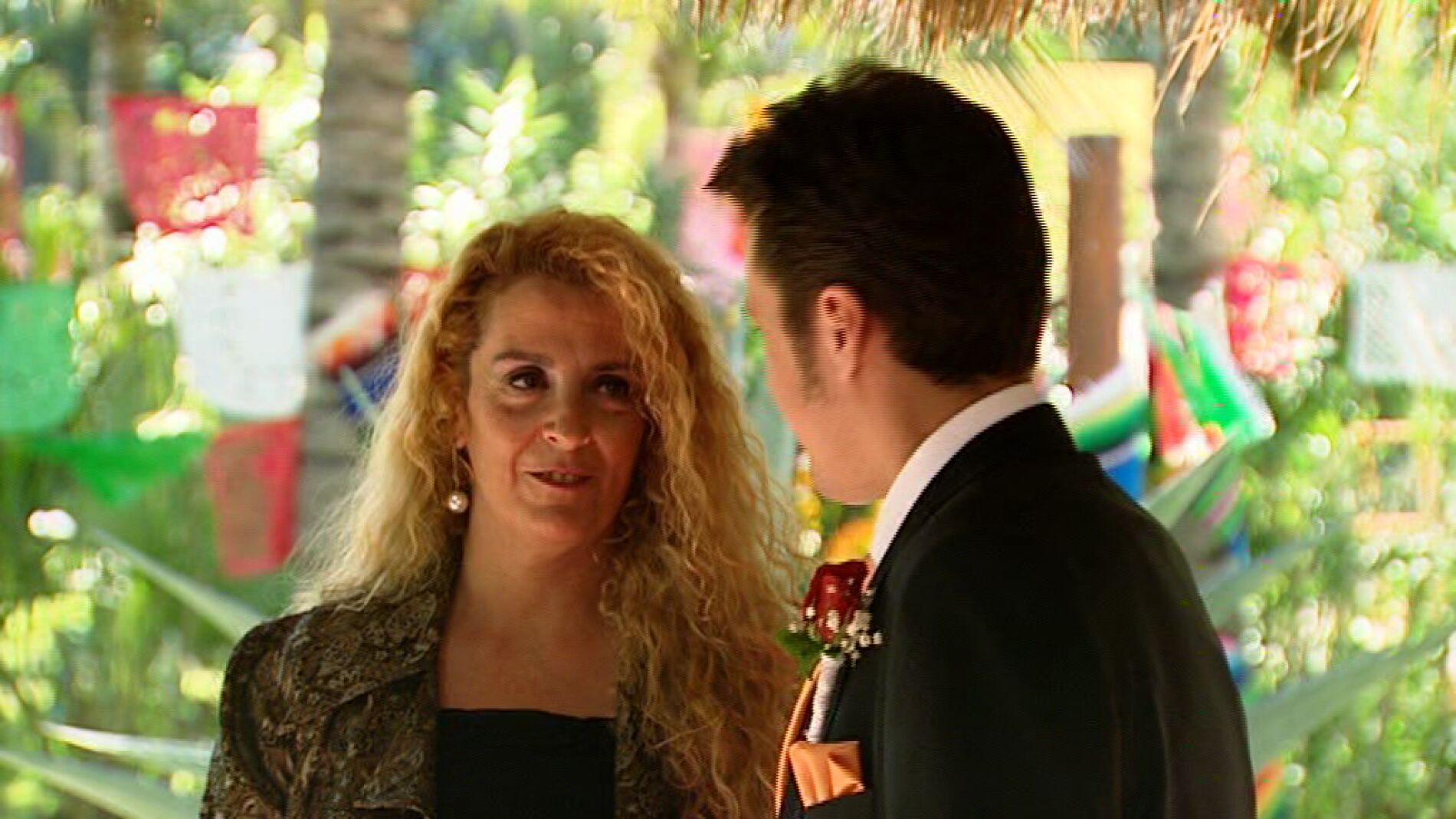 Enrique llega al altar de la mano de su madre