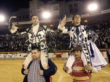Enrique Ponce Y 'El Fandi salen a hombros Enrique Ponce Y 'El Fandi salen a hombros