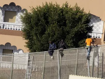 Inmigrantes intentan saltar la valla de Melilla Inmigrantes intentan saltar la valla de Melilla