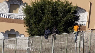 Unos 300 inmigrantes intentan saltar la valla de Melilla
