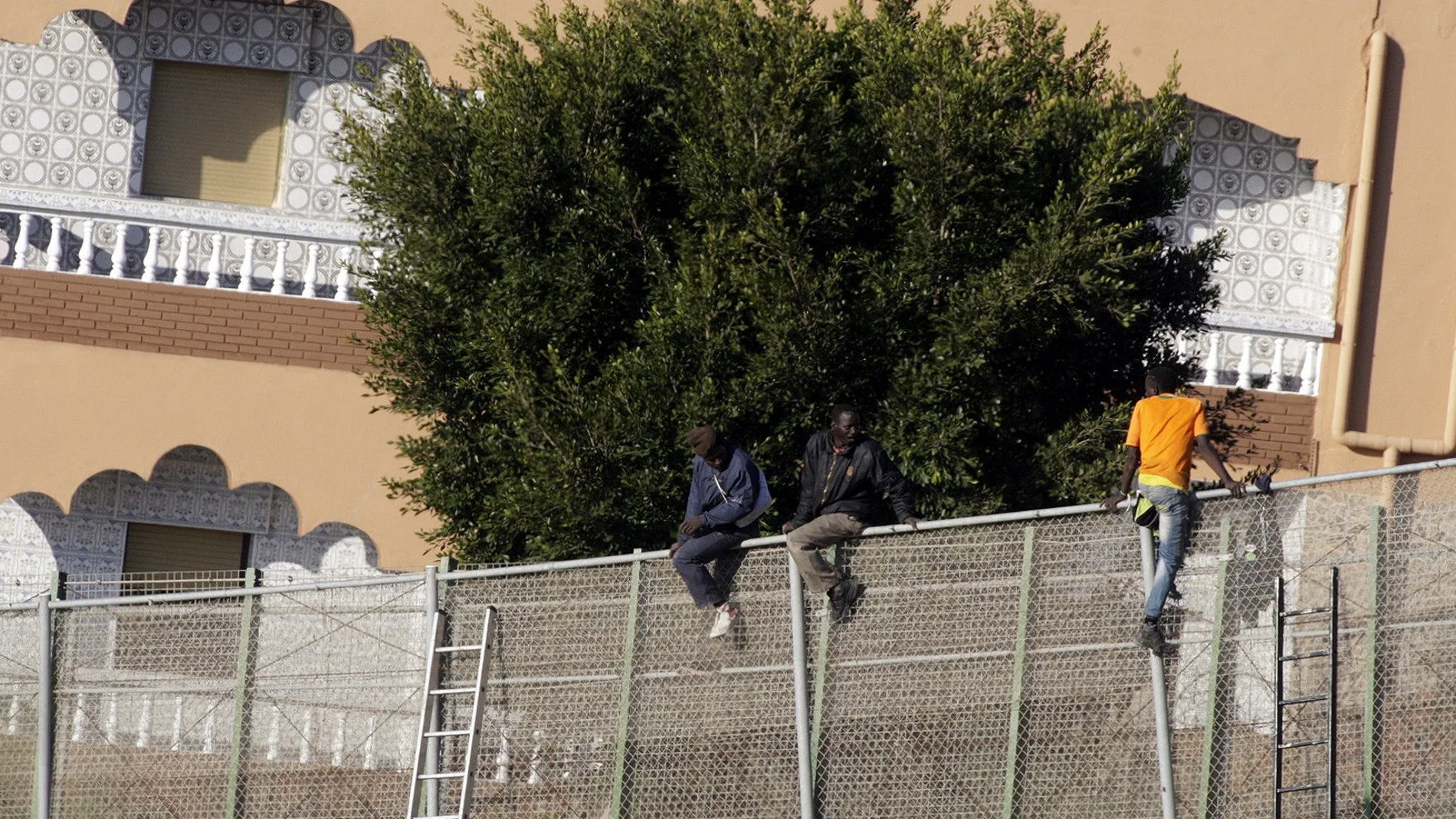 Inmigrantes intentan saltar la valla de Melilla Inmigrantes intentan saltar la valla de Melilla