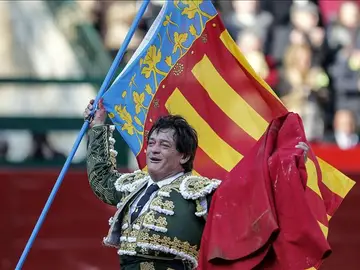 El Soro, tras su faena a "Atracador", de la ganadería de Juan Pedro Domecq, al que cortó una oreja. El Soro, tras su faena a "Atracador", de la ganadería de Juan Pedro Domecq, al que cortó una oreja.
