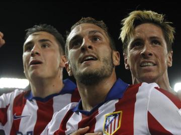 Koke celebra un gol junto a José María Giménez y Fernando Torres