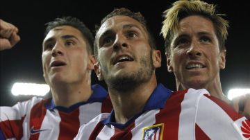 Koke celebra un gol junto a José María Giménez y Fernando Torres