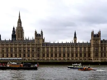 Rescatan a dos turistas españoles que cayeron al Támesis de madrugada Rescatan a dos turistas españoles que cayeron al Támesis de madrugada