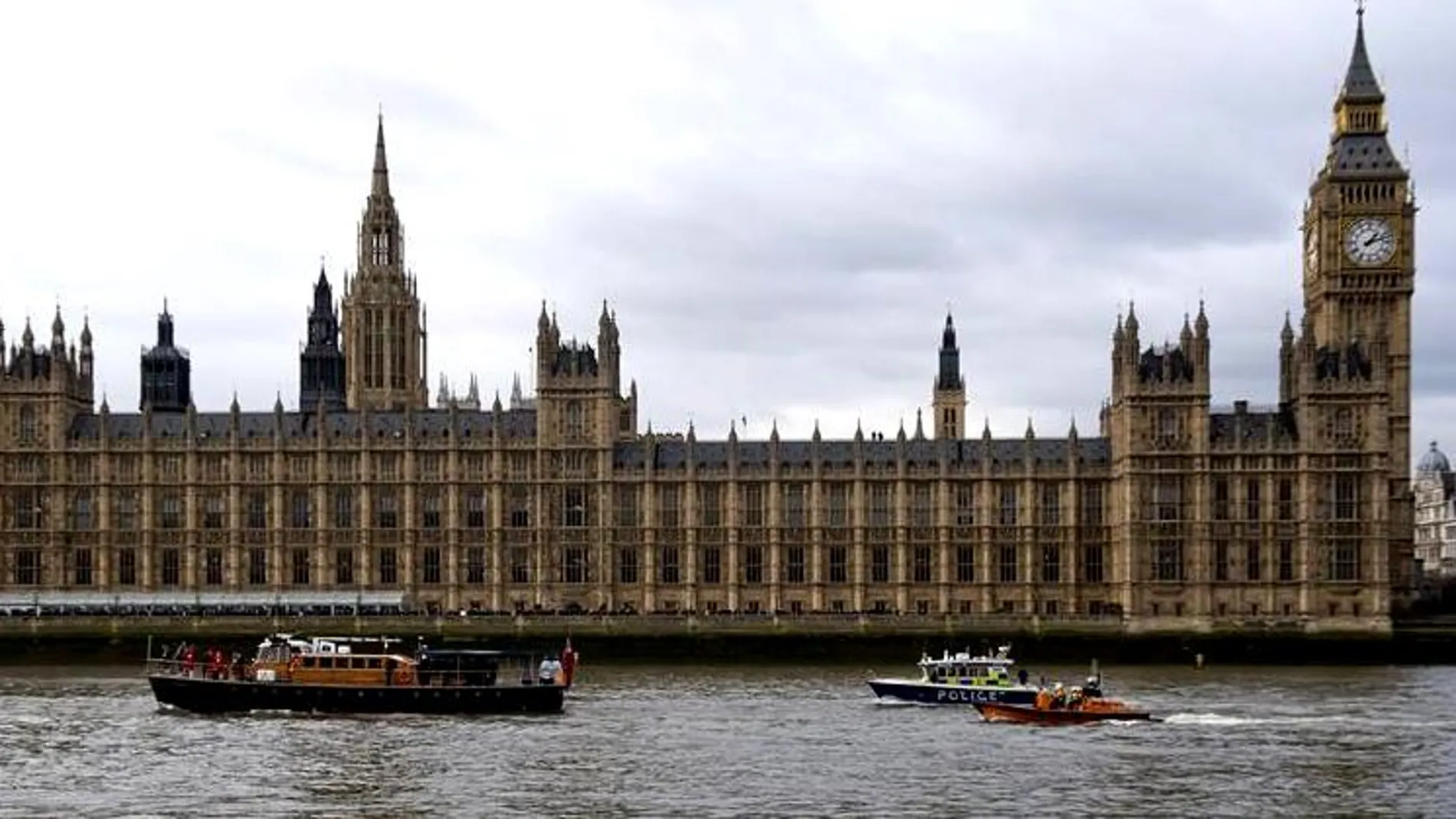 Rescatan a dos turistas españoles que cayeron al Támesis de madrugada Rescatan a dos turistas españoles que cayeron al Támesis de madrugada