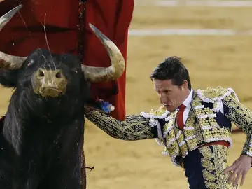 El diestro Diego Urdiales da un pase a su segundo astado en la quinta corrida de la Feria de Fallas El diestro Diego Urdiales da un pase a su segundo astado en la quinta corrida de la Feria de Fallas