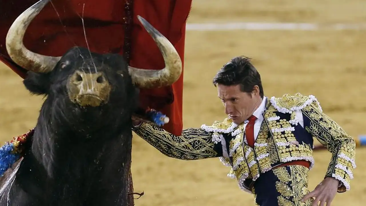 El diestro Diego Urdiales da un pase a su segundo astado en la quinta corrida de la Feria de Fallas