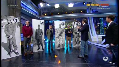 José Bono reconoce a soldados reservistas por sus fotos antiguas